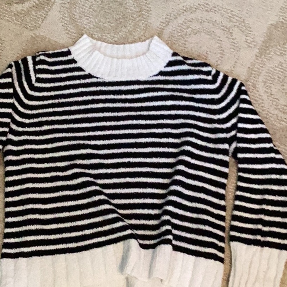 Black and white cropped long sleeve ladies top by indigenous.